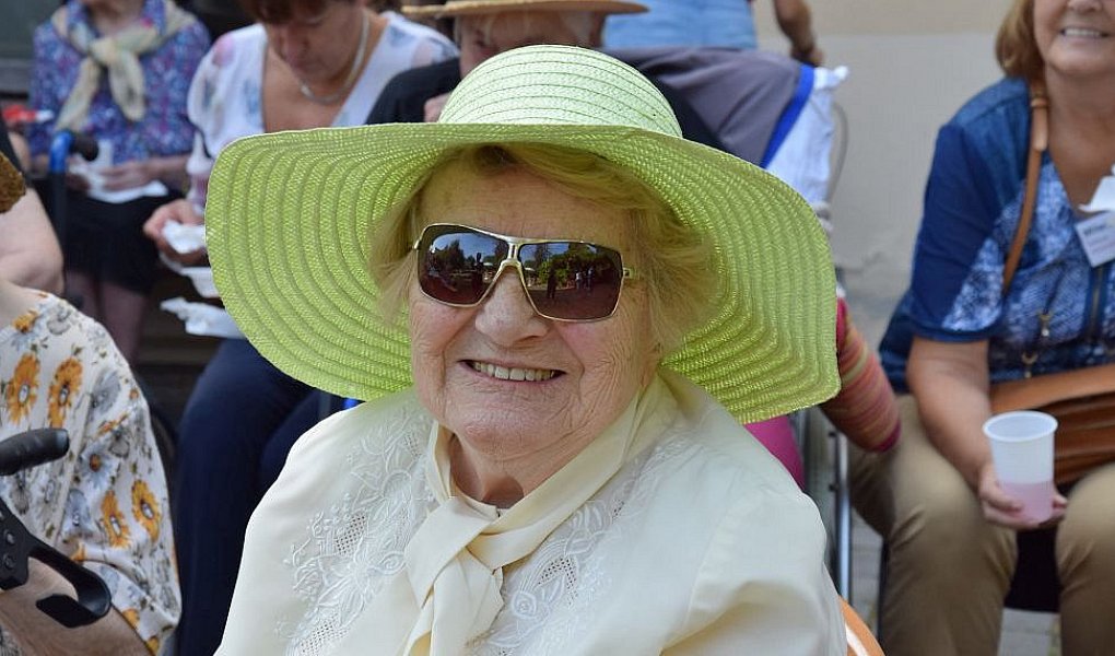 Letní grilování - tradiční zahradní posezení pro klienty Sue Ryder a jejich blízké
