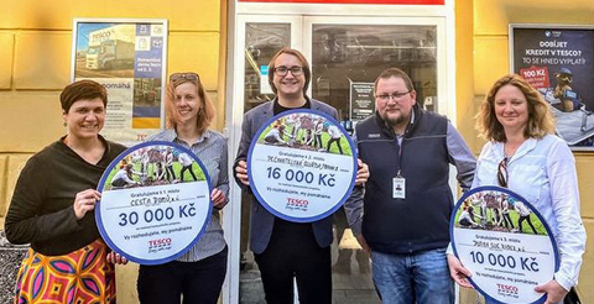 Děkujeme Nadačnímu fondu Tesco a NROS za podporu dobrovolnického programu v Sue Ryder