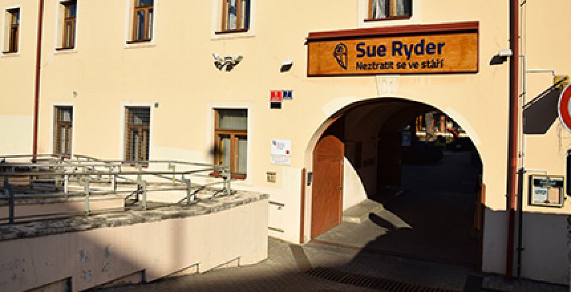 Upozornění: Zadní vchod do Sue Ryder je po dobu topné sezóny uzavřen. Prosíme, využívejte pro vstup do budovy vchod přes vrátnici.