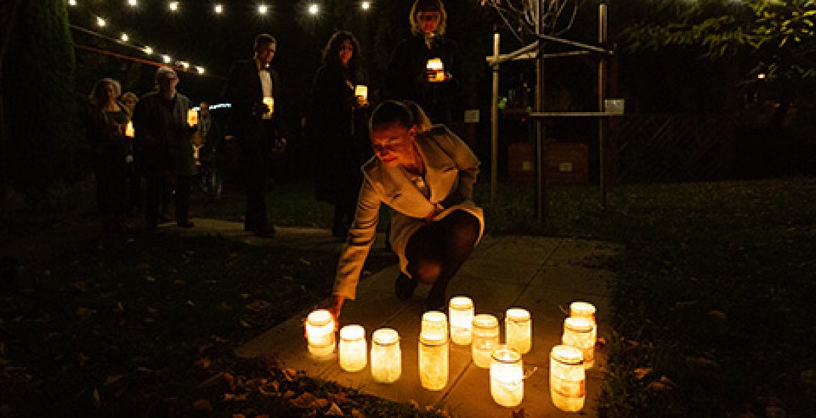 Díky dárcům vzniklo na zahradě Sue Ryder vzpomínkové místo se Sakurou