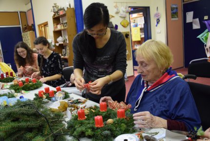 Adventní věncování v Domově Sue Ryder