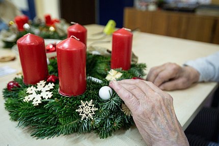 Když má člověk oporu, zvládne i velké adventní věncování