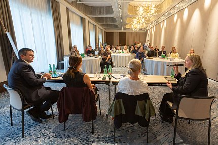 Kdo zaplatí naše stáří? Sue Ryder uspořádal diskusi o tom, proč nejde jen o peníze