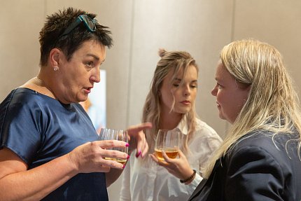 Kdo zaplatí naše stáří? Sue Ryder uspořádal diskusi o tom, proč nejde jen o peníze