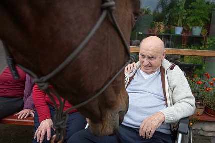 Když Sagi zavřel oči, byl možná s lidmi na nějaké zvláštní hlubší vlně...