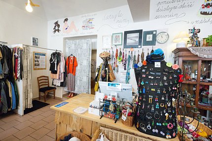 Nahlédněte do 2 dobročinných obchodů Sue Ryder - Kodaně a Heřmanky