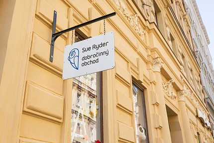 Nahlédněte do 2 dobročinných obchodů Sue Ryder - Kodaně a Heřmanky