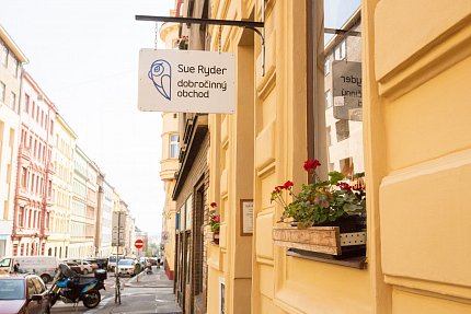 Nahlédněte do 2 dobročinných obchodů Sue Ryder - Kodaně a Heřmanky
