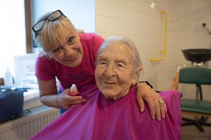 Naše dobrovolnice kadeřnice Jitka Kupcová převzala Cenu Křesadlo