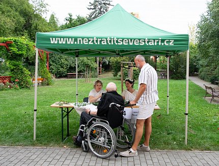 Olympijská pochodeň na zahradě Sue Ryder