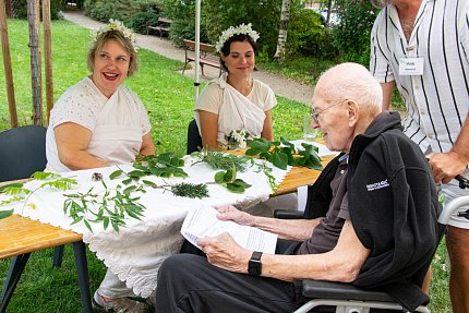 Olympijská pochodeň na zahradě Sue Ryder