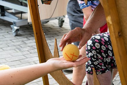 Olympijská pochodeň na zahradě Sue Ryder