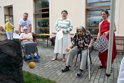 Olympijská pochodeň na zahradě Sue Ryder