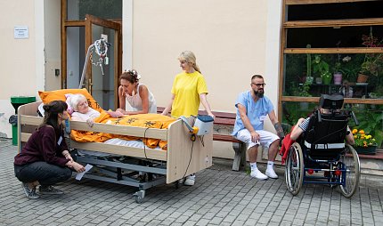 Olympijská pochodeň na zahradě Sue Ryder