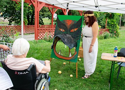 Olympijská pochodeň na zahradě Sue Ryder