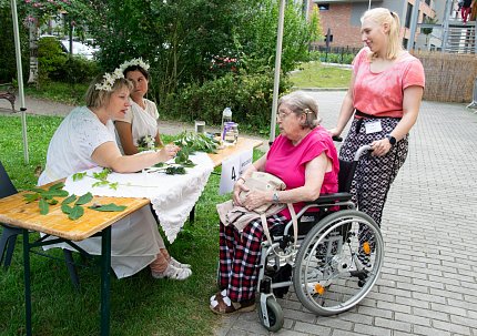 Olympijská pochodeň na zahradě Sue Ryder