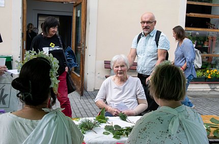 Olympijská pochodeň na zahradě Sue Ryder