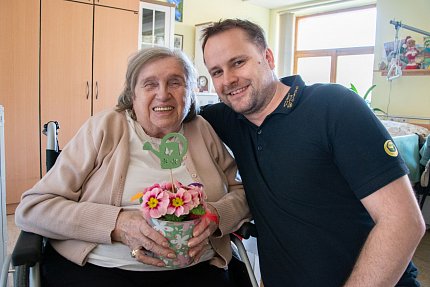 "Ženy jsou jako květiny – každá je krásná svým vlastním způsobem.“ I když je jí třeba 105 let…