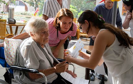 Olympijská pochodeň na zahradě Sue Ryder