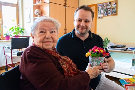 "Ženy jsou jako květiny – každá je krásná svým vlastním způsobem.“ I když je jí třeba 105 let…