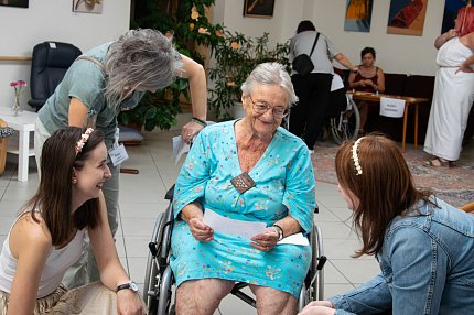 Olympijská pochodeň na zahradě Sue Ryder