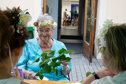 Olympijská pochodeň na zahradě Sue Ryder