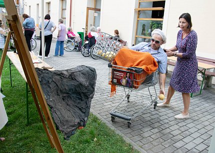 Olympijská pochodeň na zahradě Sue Ryder