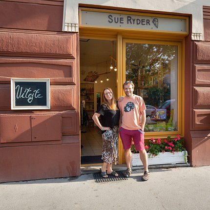 Nahlédněte do 2 dobročinných obchodů Sue Ryder - Kodaně a Heřmanky