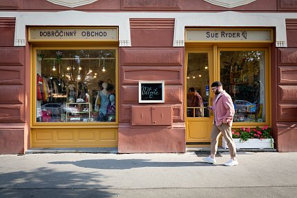 Nahlédněte do 2 dobročinných obchodů Sue Ryder - Kodaně a Heřmanky