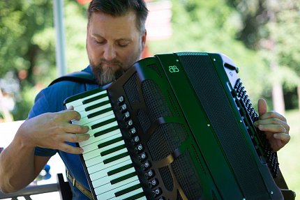 Letní grilování na zahradě Sue Ryder