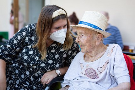 Letní grilování na zahradě Sue Ryder