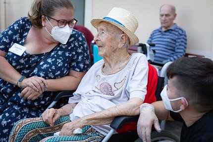 Letní grilování na zahradě Sue Ryder