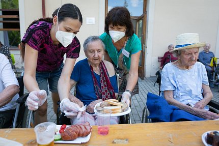 Letní grilování na zahradě Sue Ryder