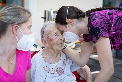 Letní grilování na zahradě Sue Ryder