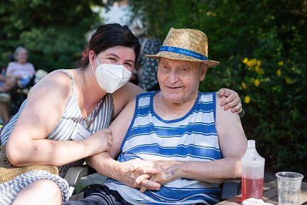 Letní grilování na zahradě Sue Ryder