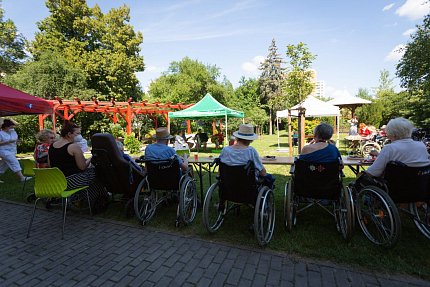 Letní grilování na zahradě Sue Ryder