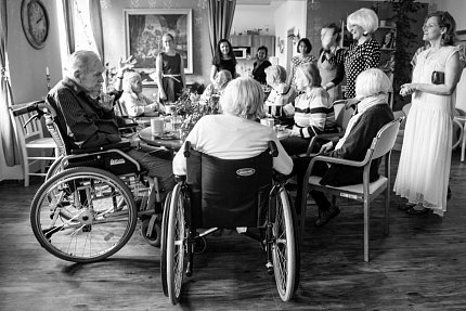 Oslava MDŽ - den před uzavřením domova pro seniory kvůli koronaviru
