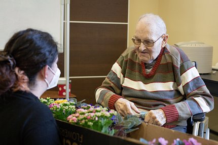 Mezinárodní den seniorů jsme oslavili květinami