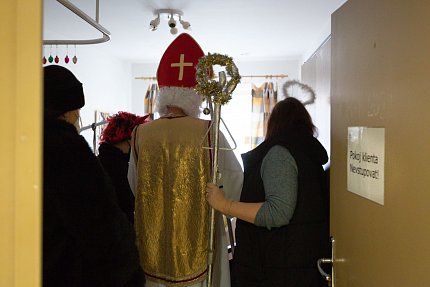 Mikuláš, čert a Anděl chodí do Sue Ryder od nepaměti. A přišli i letos...