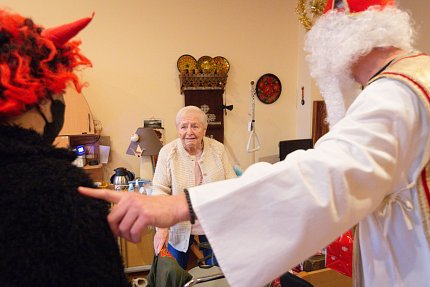 Mikuláš, čert a Anděl chodí do Sue Ryder od nepaměti. A přišli i letos...