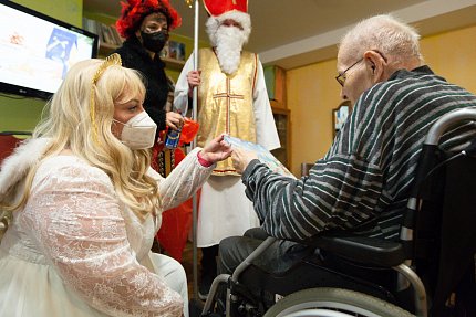 Mikuláš, čert a Anděl chodí do Sue Ryder od nepaměti. A přišli i letos...