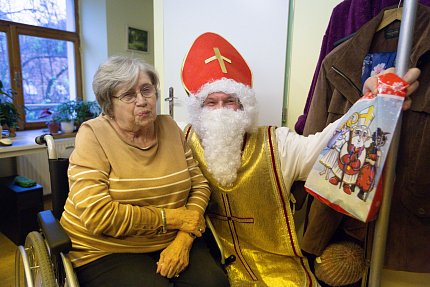 Mikuláš, čert a Anděl chodí do Sue Ryder od nepaměti. A přišli i letos...