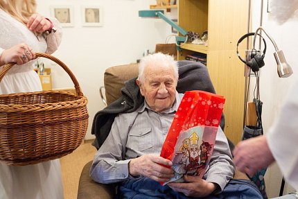 Mikuláš, čert a Anděl chodí do Sue Ryder od nepaměti. A přišli i letos...