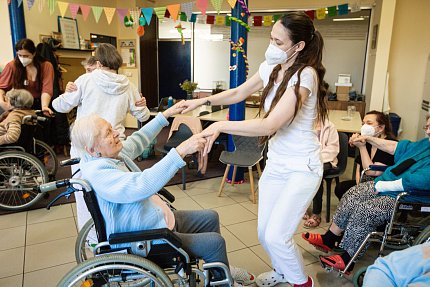 Terapeutický tanec roztančil dámy i pány v Sue Ryder