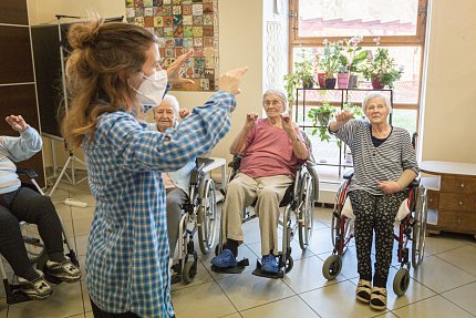 Terapeutický tanec roztančil dámy i pány v Sue Ryder