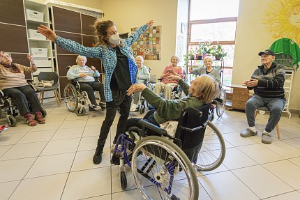 Terapeutický tanec roztančil dámy i pány v Sue Ryder