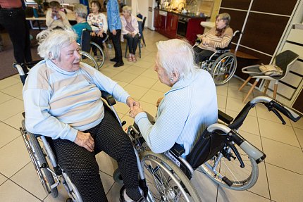 Terapeutický tanec roztančil dámy i pány v Sue Ryder