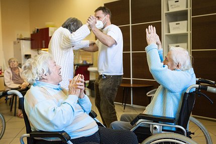 Terapeutický tanec roztančil dámy i pány v Sue Ryder