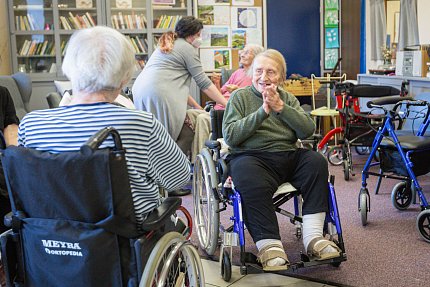 Terapeutický tanec roztančil dámy i pány v Sue Ryder