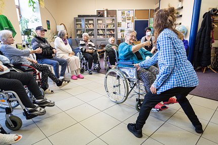 Terapeutický tanec roztančil dámy i pány v Sue Ryder